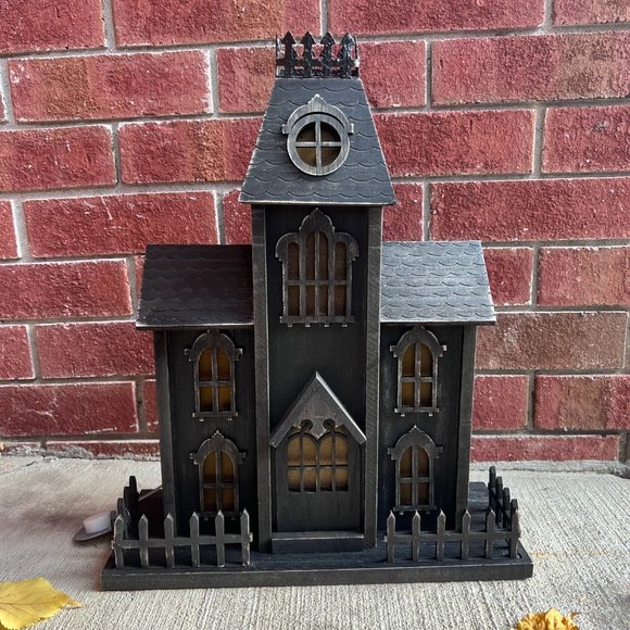 TARGET THRESHOLD HAUNTED HOUSE WITH LIT CALENDAR - Picture 1 of 6